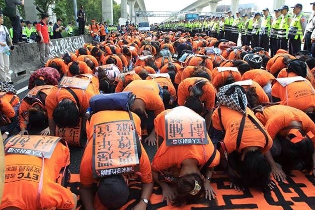 上百名前國道收費員去年10月25日第二次上國道抗爭，遭警方依「公共危險」罪傳喚，並開出60萬的罰單。圖：翻攝自國道收費員自救會臉書 圖：新頭殼資料照片
