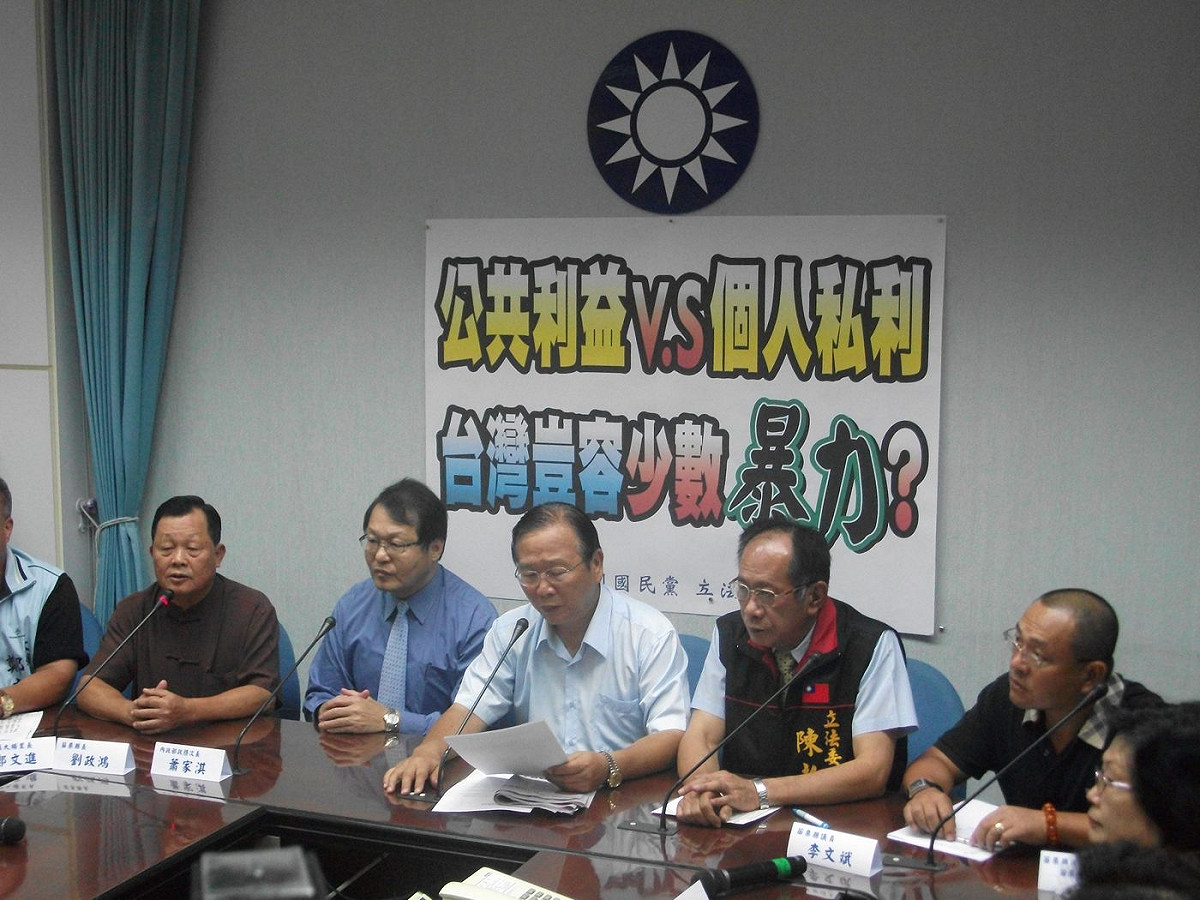 針對大埔4戶遭強拆案，國民黨立院黨團今（23）日邀請苗栗縣長劉政鴻等人召開記者會，國民黨立委陳超明(左4)表示，在大埔案中，劉政鴻只錯在「用推土機把稻米推倒」，不過，在地方發展的過程上，未有任何大的疏忽。圖：涂鉅旻/攝