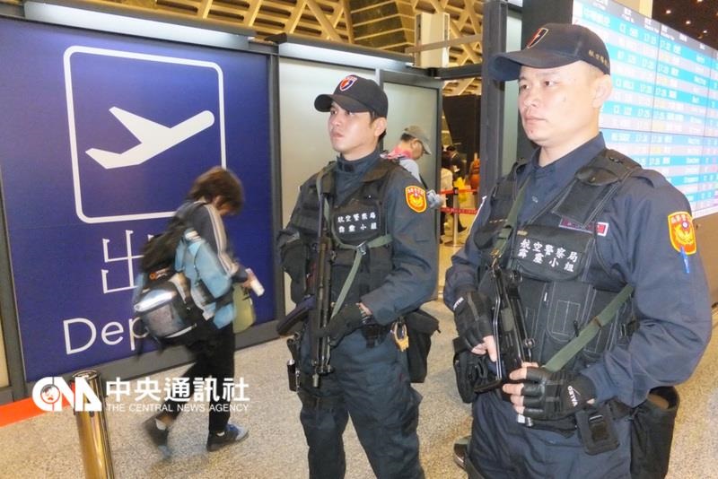 受到恐攻的消息籠罩，桃園機場除了加強維安、同時也出動各式檢測儀，補強安檢措施。圖：中央社