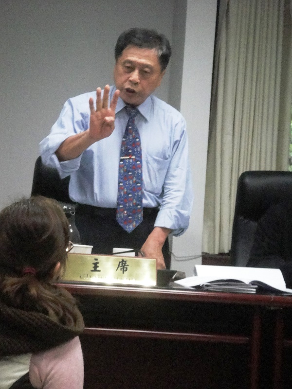 今天這場審議會議的主席、成大退休教授施鴻志，要求現場記者立刻離開，否則他乾脆辭職。圖2之2：王立柔/攝