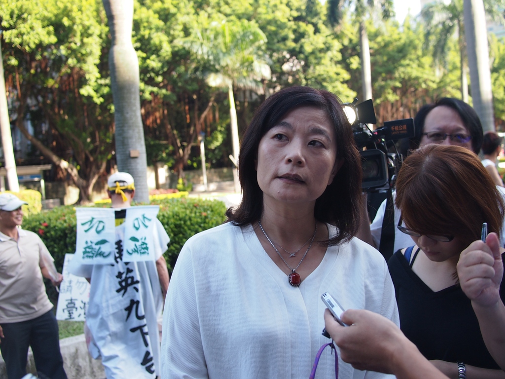 教育部政務次長林思伶也到場巡視，了解現場學生狀況，雖然有對媒體表示，希望和學生坐下來溝通，然而，卻未和現場反課綱學生互動。圖:何星瑩/攝