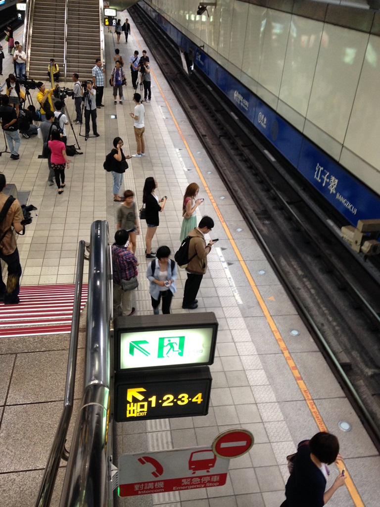 台北捷運松山新店線今(10)日上午發生一起列車行駛中、但車門竟未全部關閉的意外事件，嚇壞列車上近360名乘客。圖：新頭殼資料照片