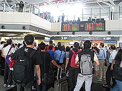 台灣高鐵雲林路段今（2）天上午發生跳電問題，導致全線旅客都受影響。圖:中央社