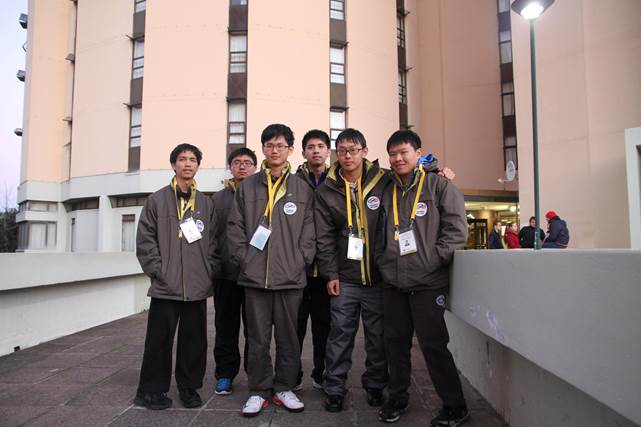 我國高中生參賽數學奧林匹亞，共獲得4金2銅，國際排名第3，六位學生由左至右：Irvington High School學生陳誼廷、臺北市立建國高級中學學生吳博生、臺北市立天母國民中學學生余竑勳、高雄市立高雄高級中學學生吳邦誠、臺北市立建國高級中學學生趙庭偉、高雄市立高雄高級中學學生陳柏叡。圖：教育部/提供
