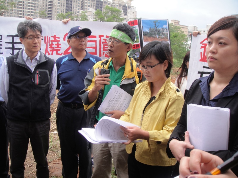 針對世大運選手村預定地的移植樹木爭議，親民黨立委陳怡潔（右）和台北市議員徐佳青（右2）今（18）天陪同林口居民，並邀請雙北官員一同來到林口區勘查、檢討。圖5之2：王立柔/攝