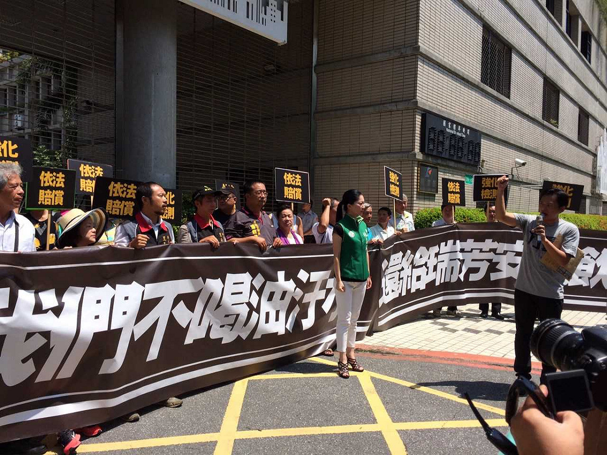 時代力量立委參選人黃國昌12日與瑞芳居民到經濟部前，抗議水利署因人為疏失造成瑞芳飲用水源遭廢油污染。圖：符芳碩/攝