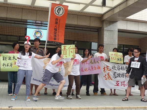 抗議群眾以行動劇演出移民署與檢察官互踢皮球的情形。圖：陳昱瑾/攝