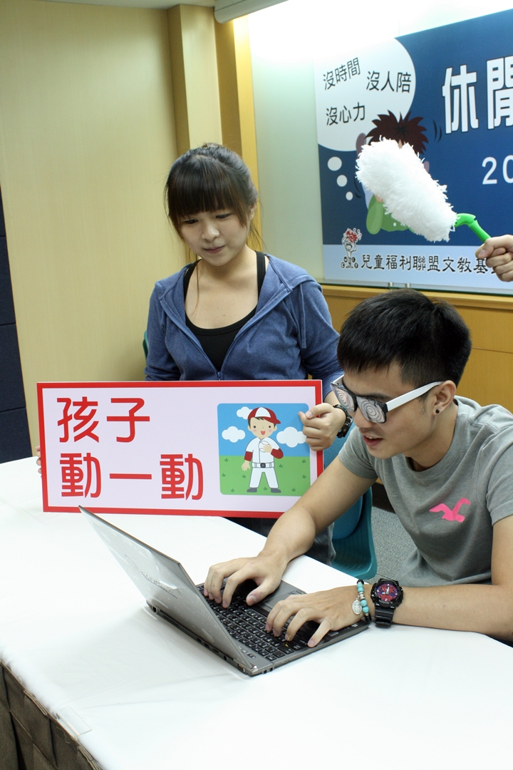 兒童福利聯盟針對國中生休閒活動進行調查，並於今（14）日公佈調查結果。調查顯示，國內青少年1天有11.2小時花在網路、電視及補眠上，嚴重缺乏戶外活動。圖：林良齊/攝