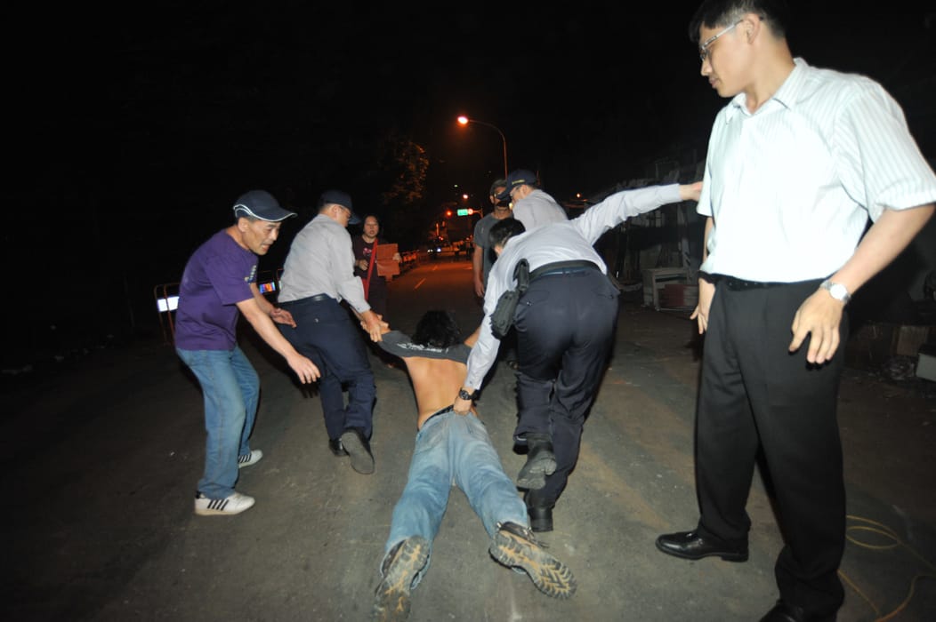 10時50分左右，聲援華光社區學生與警方發生口角，警方隨即舉牌制止，聲援人士於是集體翻越圍籬，與警方發生推擠，多名學生受傷，8名學生遭到警方以妨礙公務逮捕，帶往附近和平派出所。圖：楊宗興/攝