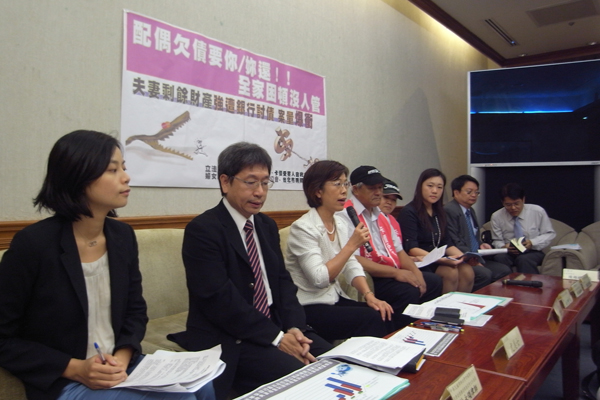 民進黨立法委員尤美女今（25）日上午召開記者會，要求法務部儘速修法，不要讓無辜的配偶被銀行追討本來不是他們的債務。圖片來源：楊宗興/攝