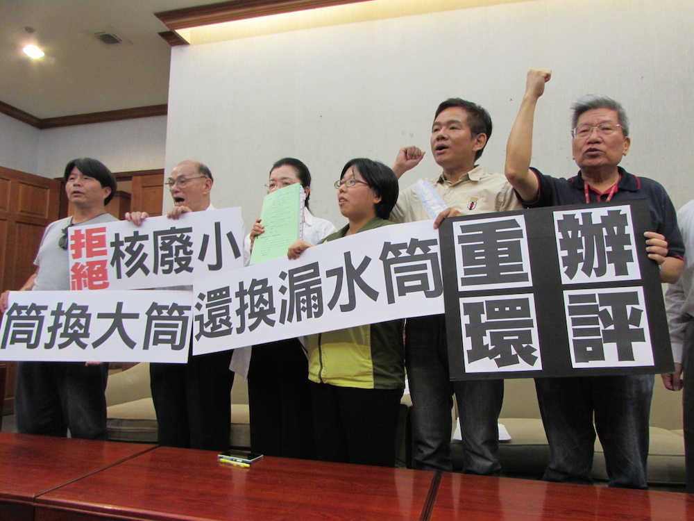 反核團體今（23）日召開記者會，指控台電違反環評，擅自將核二高階廢料的乾式貯存設施，換為尺寸較大、卻沒有執照的新型號，不僅美國沒有運轉實績，還2度試運轉時發生漏水。圖：邱珮文/攝