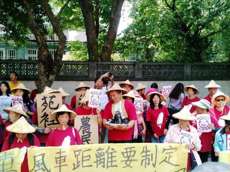 苑裡鄉親今年4月集體向英華威公司提告，要求禁建距離民宅過近、傷害居民的風機，同時也不斷進行街頭抗爭。圖：新頭殼資料照片