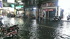新北市永和、板橋、土城、樹林、新莊、中和已達到淹水一級警戒，部分易淹水各里及道路有積水現象。圖為板橋區大仁街、大勇街積水。圖：新北市府消防局提供