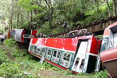 阿里山小火車今（27）日中午發生翻覆意外，目前確認至少造成5人死亡、61人輕重傷。圖片來源：中央社。