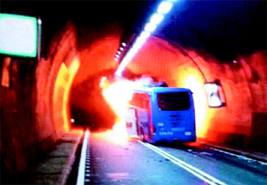 雪隧7日發生重大車輛追撞、起火事故，目前已恢復雙向通車。宜蘭檢方已採集證據，將釐清案情的責任歸屬，法醫也將透過DNA確認死者身份。圖片來源：中央社。