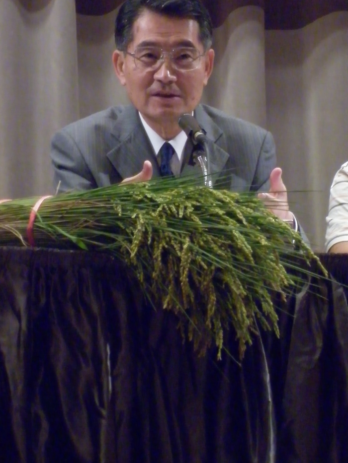 農委會主委陳武雄3日證實，從4/26宣佈調漲公糧收購價至今，稻榖每公斤已漲了2.47元，漲幅12%，白米每公斤漲1.19元，漲幅3%，公平會已主動立案調查糧商及相關公會，是否有涉及聯合行為及人為不當操作。圖片：謝莉慧攝