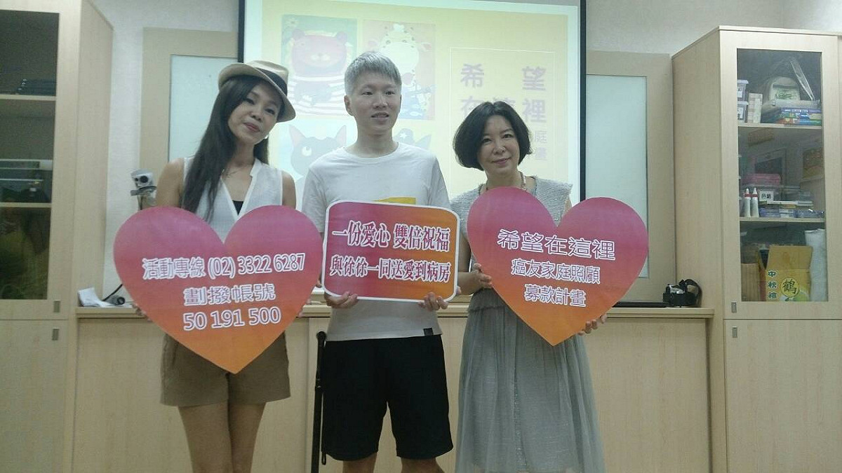 癌症希望基金會20日舉辦癌友照顧募款計畫記者會，彭佳慧(左)、抗癌鬥士徐徐(中)共同出席，號召大眾送愛到癌友病房。圖：王子軒/攝