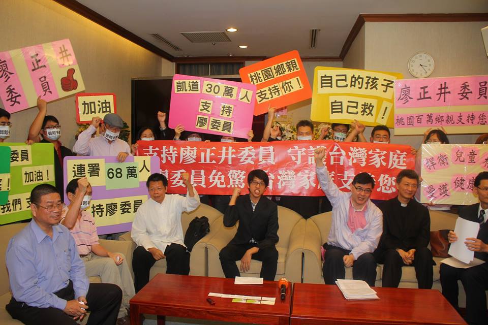 廖正井選區的桃園鄉親、天主教神父、和學生們等20多人高喊口號「支持廖正井委員，守護台灣家庭」。圖：林雨佑/攝