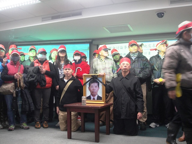 都市計畫委員會今（24）日召開大會審查航空城計畫，但會議開始不到20分鐘，自救會便拿著一大束點燃的香進入，要求現場委員祭拜疑似因不滿土地徵收而自殺的老農呂阿雲。圖：王立柔/攝