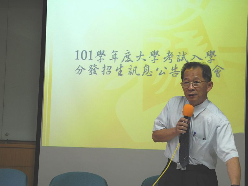 大學考試入學分發委員會今天下午召開記者會，公布各校系招生名額、指考各組合成績人數累計表和最低登記標準。圖：劉芮菁/攝。