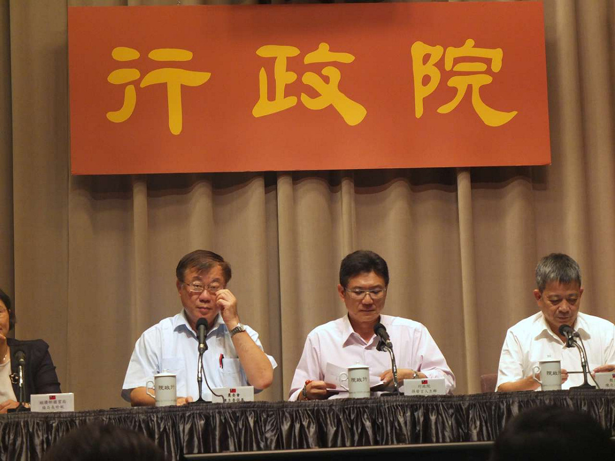 農委會主委陳保基13日表示，一般颱風後水質多會混濁，許多縣市都會先短暫停水再處理。圖：翁嫆琄/攝