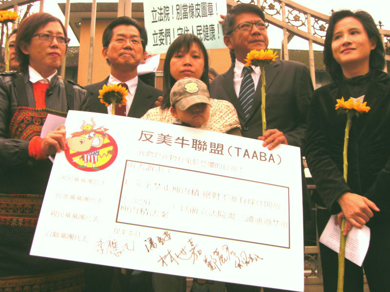 婦女團於三八婦女節的今日至立法院進行抗議活動，盼立院能修法禁止瘦肉精。圖：翁嫆琄/攝。