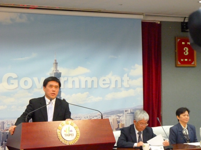 台北市長郝龍斌3日上午召開記者會指出，市府已禮聘了由政治大學地政系教授張金鶚（圖中間者）所召集的6人都更顧問小組，檢討都更法令與機制。圖片：謝莉慧/攝