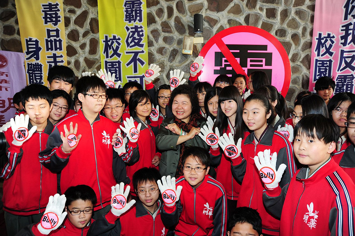 友善校園反霸凌宣示活動今(16)早8時在全國同步舉行，高雄市長陳菊也和眾多國中學生秀出反霸凌貼紙，表達反霸凌的決心。圖片來源：高雄市政府提供