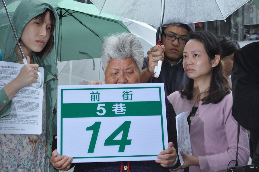 士林王家和都更受害聯盟今(26)日舉行組合屋落成典禮，王家嬸嬸感慨落淚。圖：沈朋達/攝影