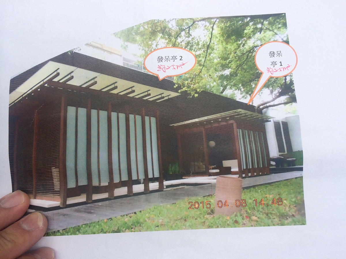 建管處查報隊昨天先發現三二行館內在2005年遭舉報的違建除了沒有拆除外，還增加蓋違建；查報隊今(9)日上午再度前往現場勘查，最後確認三二行館1樓與3樓，又分別新增了8坪、48坪違建。圖：劉奕霆/攝