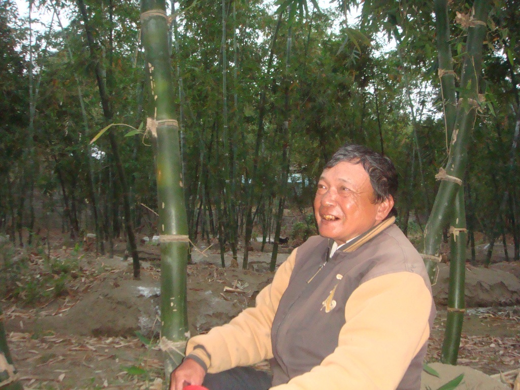 反五輕頭號戰將劉永鈴先生二度向陳玉峰請託尋人，希望能夠找到當年這位陪伴他抗爭的高中生。圖：陳玉峰提供