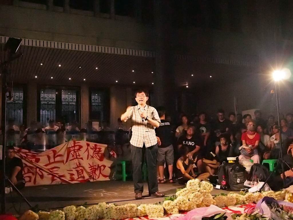 政大台史所教授薛化元向群眾解釋反對課綱微調的主要原因。圖:何星瑩/攝