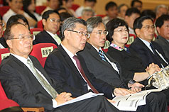 食品安全風險管理總體檢論壇12日在台大醫院國際會議中心舉行，行政院副院長陳沖（前左2起）、衛生署長邱文達出席開幕並致詞。圖片來源：中央社