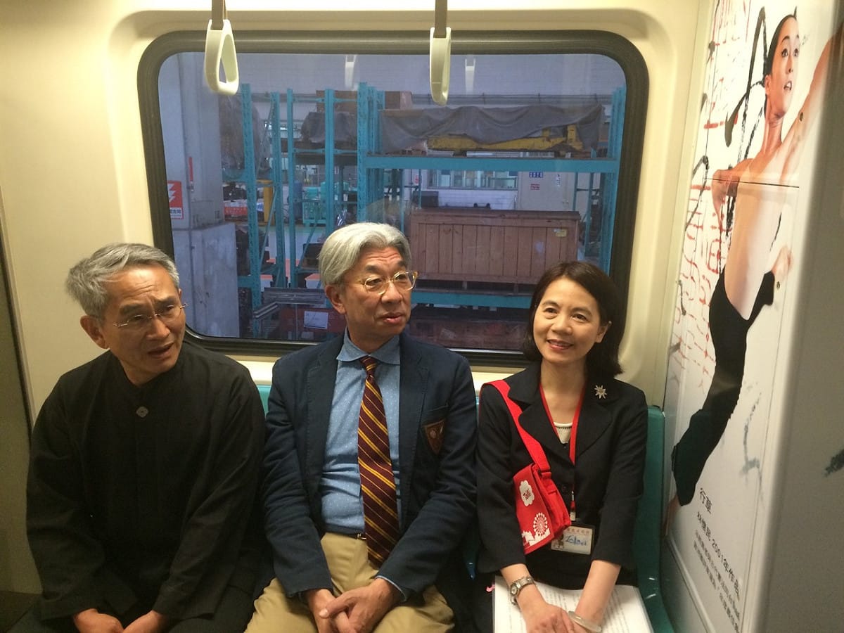 台北市政府在雲門「淡水文化藝術教育中心」開幕演出前夕，送上一列捷運的彩繪列車，從今(20)晚開始正式通車。圖：劉奕霆/攝