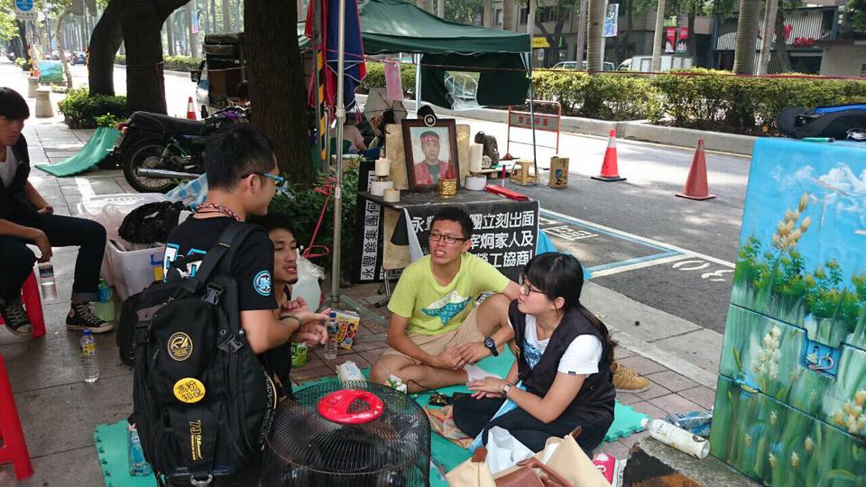 2日凌晨晚會結束後，韓國Hydis工人與台灣聲援團體持續在何壽川家前靜坐。圖:翻攝自韓國Hydis工人 團結•鬥爭臉書