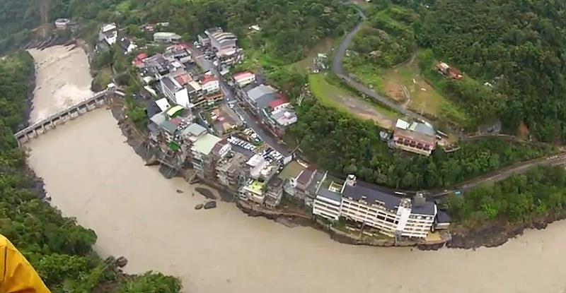 新北市烏來區因颱風蘇迪勒來襲成孤島，圖為內政部消防署空勤總隊9日在烏來上空執行空勘及物資補送任務。圖：中央社