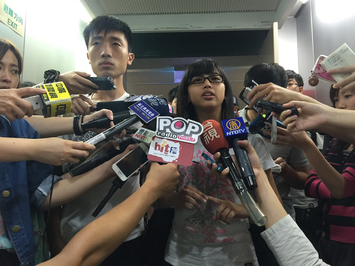 反課綱學生11日下午前往北市府，除了向723專案小組說明7/23闖進教育部相關事項外，北市教育局長湯志民也出面，接受學生詢問去年1/25的課程審議分組會議，其過程引發的各種爭議。圖:劉奕霆/攝