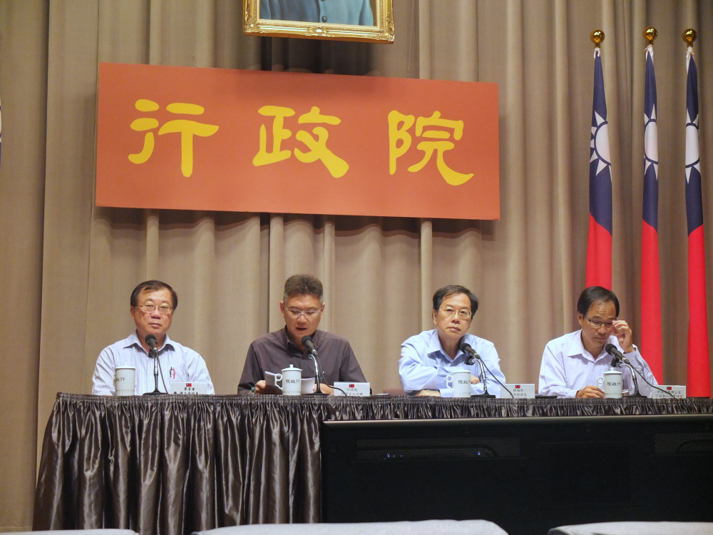 行政院會3日通過《農業發展條例》修法草案，未來農舍移轉的承受人也要實際務農，但仍保留數個但書。圖：翁嫆琄/攝