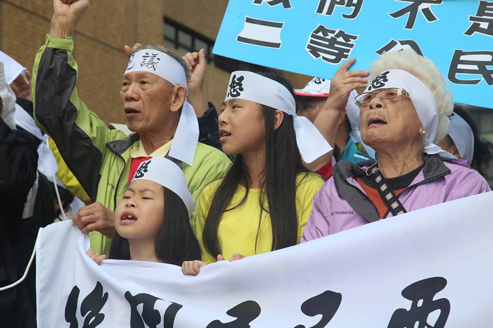 後甲居民到台電大樓前抗議，其中包括多位白髮長者和小朋友，也揮手高喊口號。圖2之1：林雨佑/攝