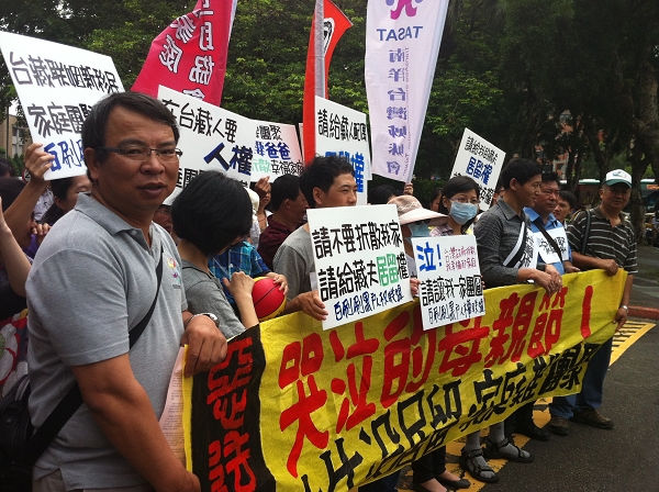 無法忍受合法婚姻卻要定期分離的痛苦，數對台藏聯姻的夫妻9日上午在民間團體及立委的陪同下前往行政院陳情。圖片：楊宗興/攝