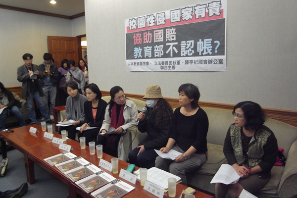 去年9月人本教育基金會揭露南部一所特教學校驚傳100多起校園性侵、性騷擾事件，受害學生家長今（16）日召開記者會，表示教育部至今未介入校方與學生的國賠協商，校方甚至以「保證就學、就業」暗示家長和解。圖片：楊宗興/攝