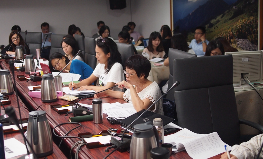 台灣水資源保育聯盟、要健康婆婆媽媽團、彰化縣醫界聯盟代表皆列席「範疇界定」會議，提出相關建議。圖:何星瑩/攝
