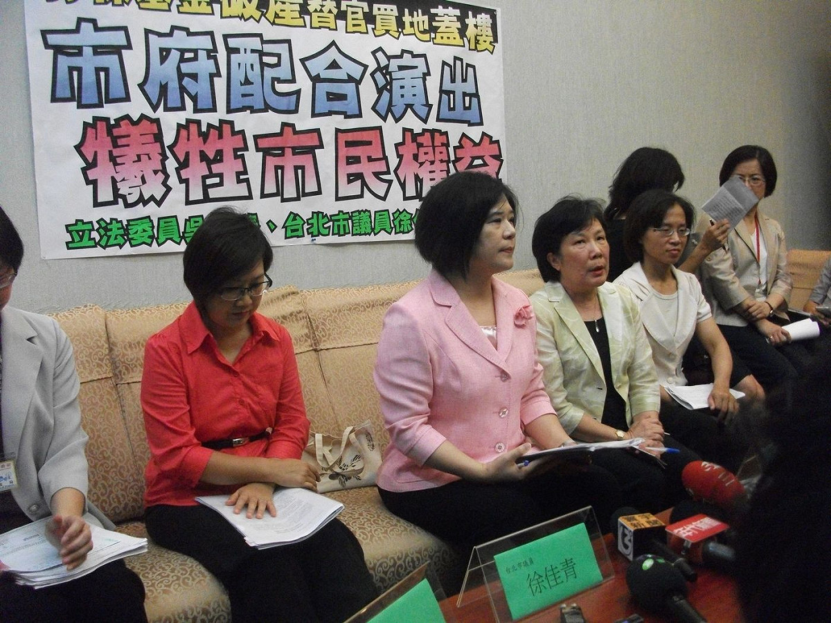 立法委員吳宜臻、台北市議員徐佳青今（7）日上午在立法院召開記者會，批評勞委會除不願進駐中央花費61億元興建的新莊副都心聯合辦公大樓外，還欲動用至少10億的勞保基金，在台北市公營住宅儲備地興建勞動部大樓。圖：涂鉅旻/攝