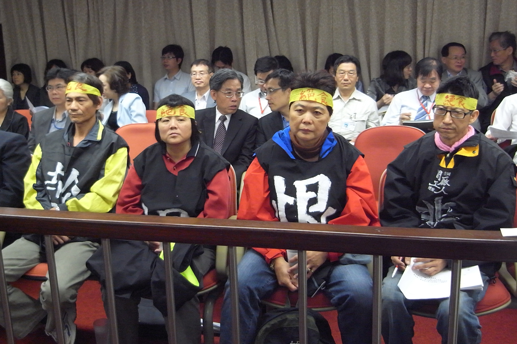 立法院社會福利與衛生環境委員會今天針對「關廠工人絕食事件與未依法提撥舊制勞退金之解決方案」進行專案報告，4名無限期絕食的勞工代表也到場旁聽。圖：楊宗興/攝