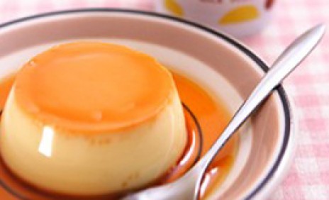 連鎖麵包店聖瑪莉三重店所販售的鮮奶熟布丁，遭食藥署驗出「仙人掌桿菌」。圖：翻攝自聖瑪莉官網
