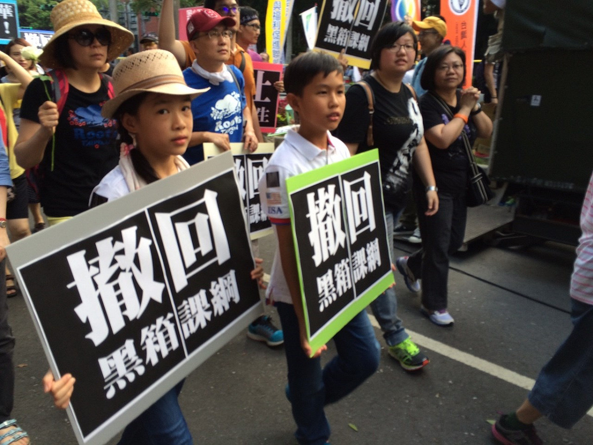 現場也有父母帶著小孩參加遊行。圖：符芳碩/攝