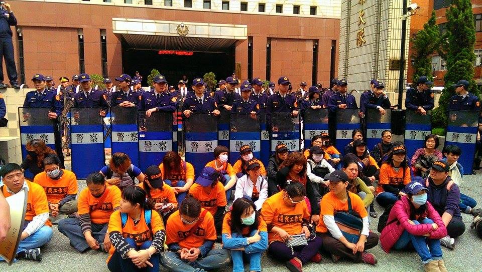 收費員團體今(16)日赴行政院長毛治國住處抗議，但交通部重申，收費員提的訴求已逾越法令，其他的約聘人員也可能要求比照辦理。圖：翻攝自國道收費員自救會臉書。