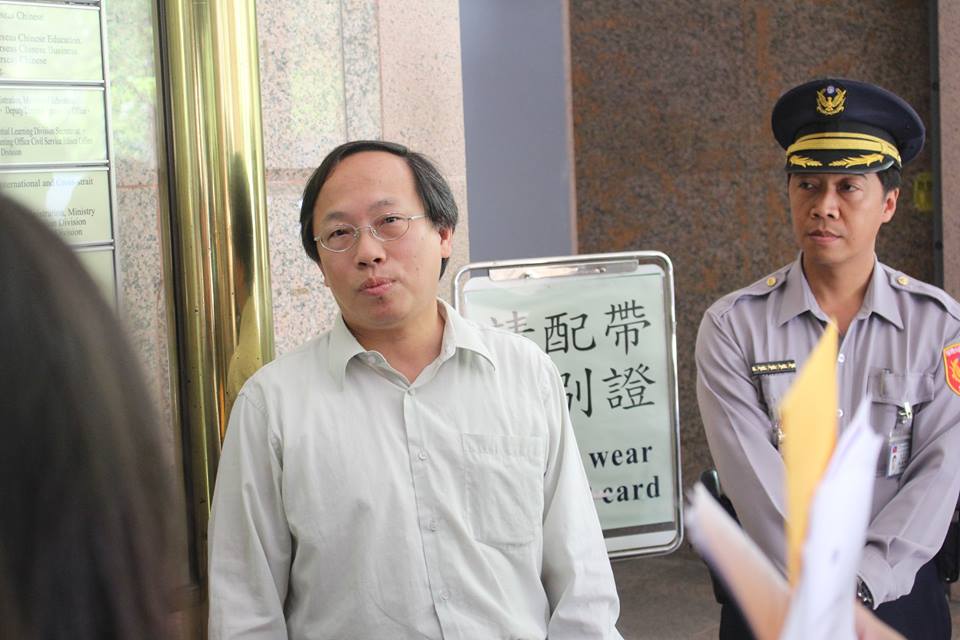 出面接下陳情書的中選會選務處科長王曉麟，一看到有人拿起相機，就不友善地表示「你們侵害我肖像權，這樣我就不想講了」。圖2之1：林雨佑/攝