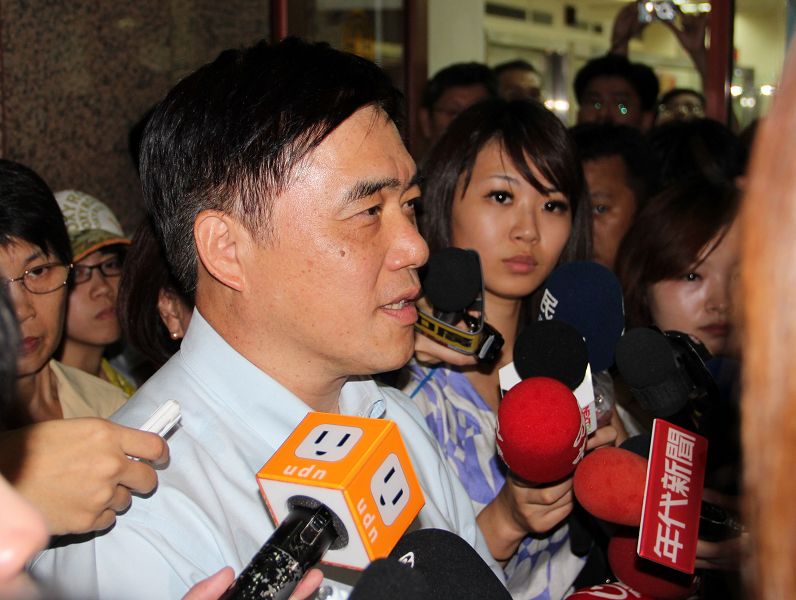 台北市長郝龍斌今（16）日特地到金山南路二段會勘，並表示台北市政府非常支持癌症病童中途之家的設置。圖：謝仁烜/攝。