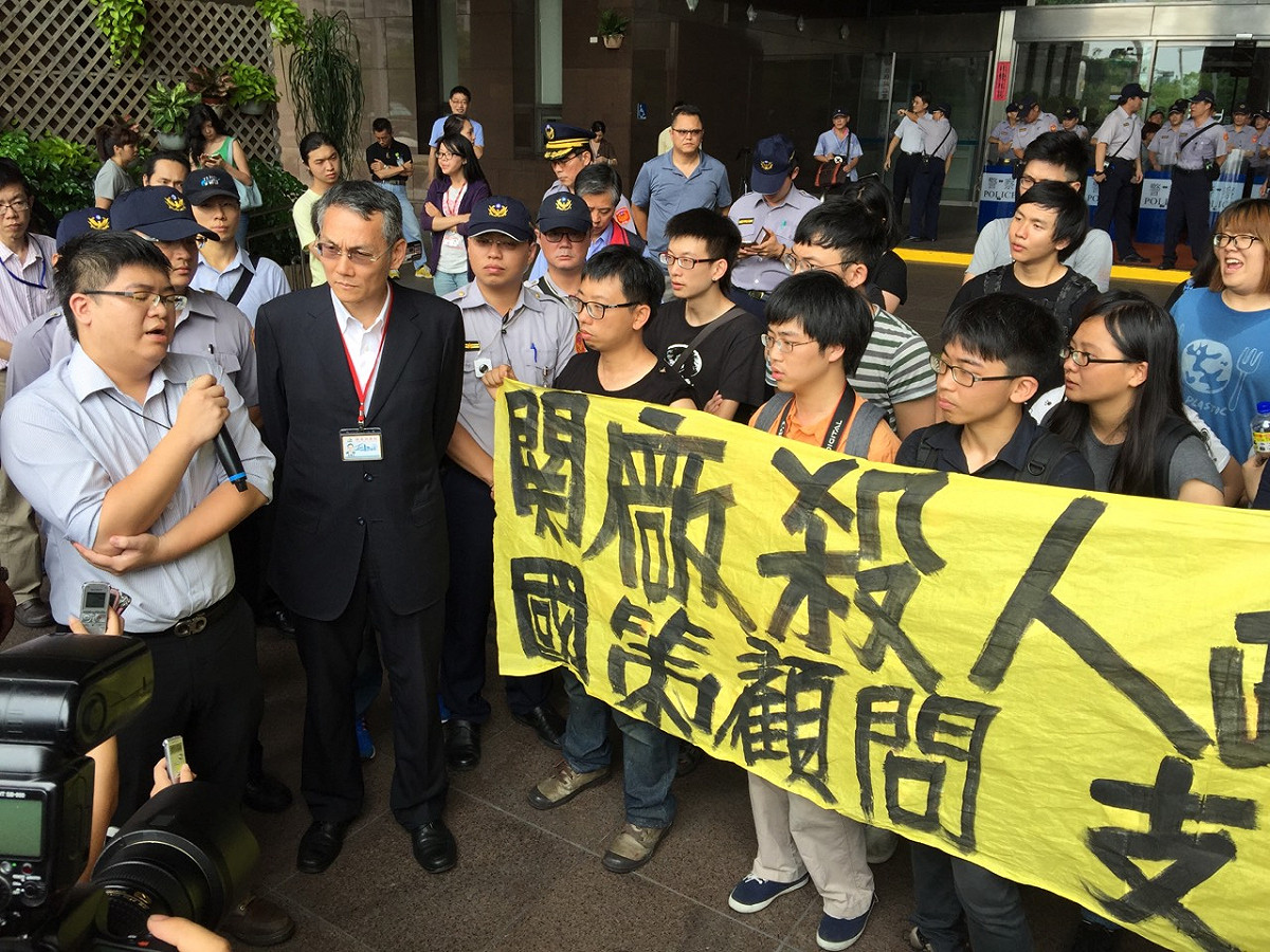 「台灣聲援Hydis工人連線」聲援民眾中午先前往台北市政府門口抗議，雖然市府機要秘書邱昱凱出面和聲援者說明，但是聲援者無法接受邱昱凱的說明，隨即轉往台北市議會「圍堵」柯文哲。圖：劉奕霆/攝